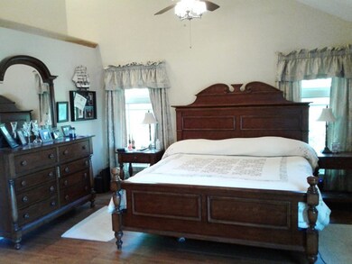 MASTER BEDROOM SUITE  (17'x 19')