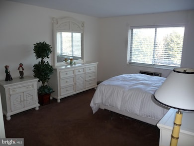 860 Lower Ferry Rd unit 4B, Ewing, NJ 08628 - photo 3