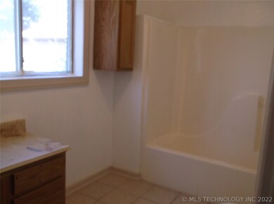 2nd bathroom with tub/shower