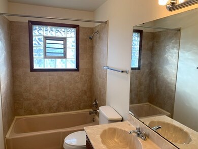 826 Hiawatha Ct, Elgin, IL 60120 - photo 2