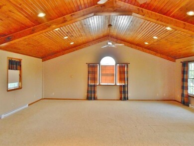 25x29 great room/living room with vaulted knotty p