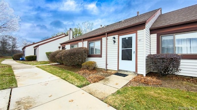 98 Whistler Ct unit 98, Middle Island, NY 11953 - photo 2