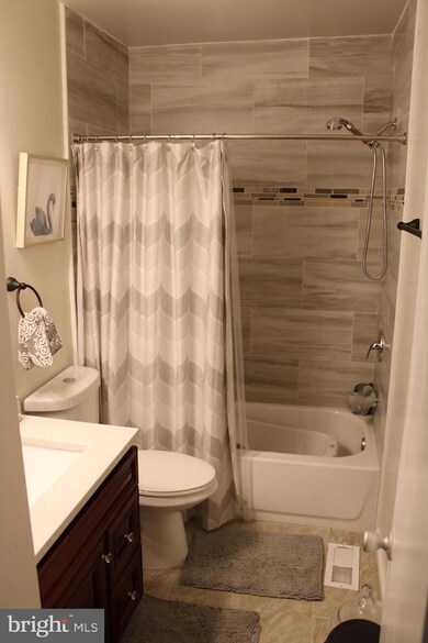 18468 Stone Hollow Dr, Germantown, MD 20874 - photo 5