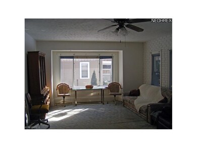 Spacious dining room to enjoy family dinners. Bask