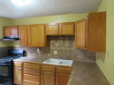 KITCHEN WITH BREAKFAST BAR