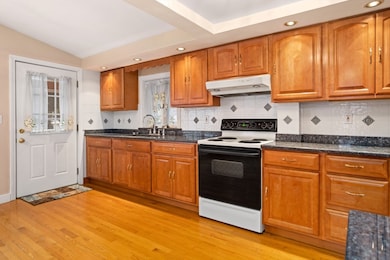 11 Elmwood Cir, Peabody, MA 01960 - photo 6