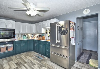 1229 E 8th St, Okmulgee, OK 74447 - photo 5