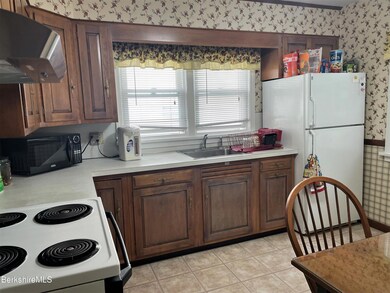 24 Delaware Ave, Pittsfield, MA 01201 - photo 5