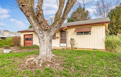 568 N 6th St, Central Point, OR 97502 - photo 3