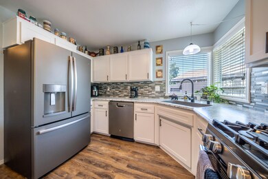 2053 Paris Ave-18