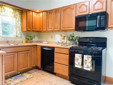 Beautiful kitchen with all matching appliances - B