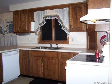 Kitchen Kitchen adjoining very spacious family roo