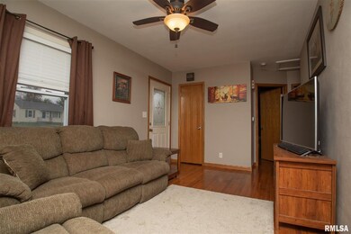 1437 W 38th St, Davenport, IA 52806 - photo 2
