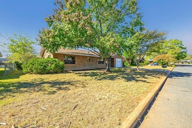 203 Broadmoor Dr, Fredericksburg, TX 78624 - photo 2