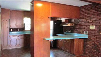 Kitchen with breakfast bar
