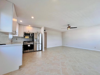 152 Chatham G, West Palm Beach, FL 33417 - photo 3