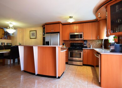 (4) Kitchen