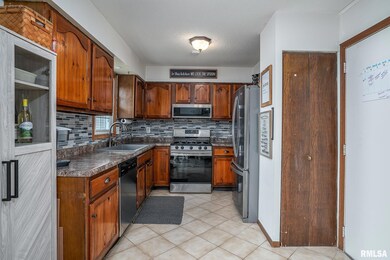 2431 W 60th St, Davenport, IA 52806 - photo 4
