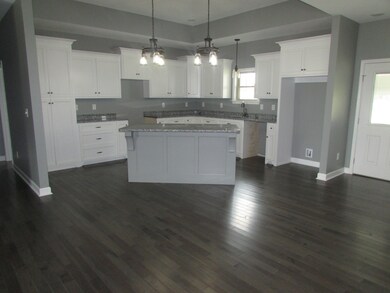 LOVELY KITCHEN  W/GRANITE & CUSTOM CABINETS