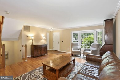 10618 Alison Dr, Burke, VA 22015 - photo 4