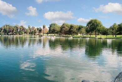 Close to Mile Square Park & Lake