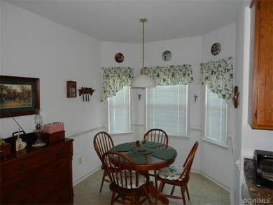 KITCHEN EAT-IN AREA WITH BAY WINDOW