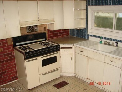 919 S Hooker Ave, Three Rivers, MI 49093 - photo 3