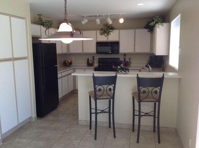 Kitchen w/ Breakfast Bar