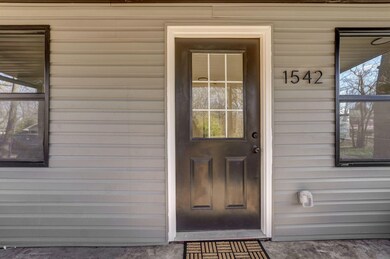 1542 N Hillcrest Ave-5