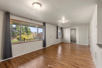 2021 Williams St, Raymond, WA 98577 - photo 5