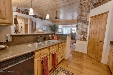 Open Kitchen w Breakfast Bar
