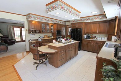 Bright and sunny kitchen with tons...