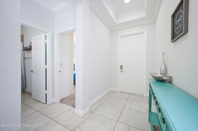 1785 Willow Foyer to Bedroom 1_3Z67557