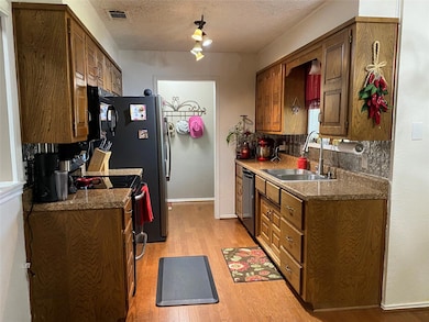 819 Woodhaven Ct, Granbury, TX 76048 - photo 6