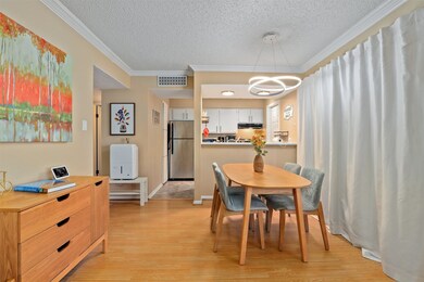 Modern lighting, Crown molding and access to balco