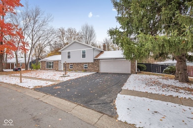 11709 Cameron Dr, Fishers, IN 46038 - photo 3