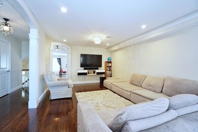 (4) LIVING ROOM