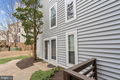 10018 Oakton Terrace Rd, Oakton, VA 22124 - photo 3