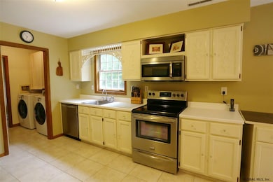 44 Esopus Dr, Clifton Park, NY 12065 - photo 5