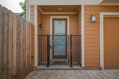 This photo shows a cozy entrance with a wooden ext