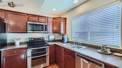 Kitchen with sink, wood flooring, doble oven and a