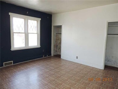 Living Room. The living room is large and spcious 