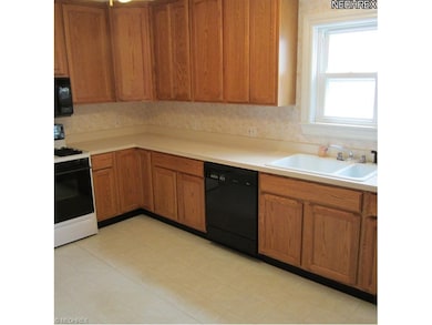 HUGE EAT-IN KITCHEN FEATURES LOTS OF CABINETS/COUN
