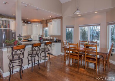 Kitchen & Breakfast Nook