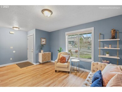 Living Room/Entrance