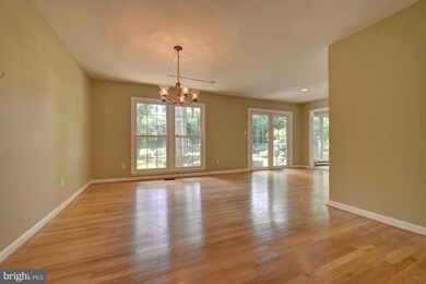 8519 Tysons Ct, Vienna, VA 22182 - photo 3