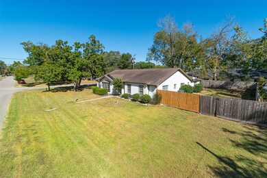 1420 Smith St, Waller, TX 77484 - photo 5