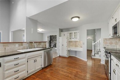 Large open kitchen with hardwood floors, S/S appli