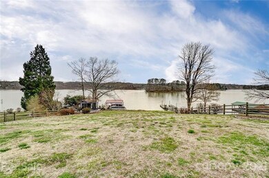 Gradually sloping lot to waterfront with amazing north main channel views