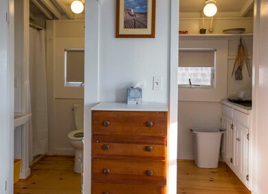 Cottage 25 kitchen bathroom